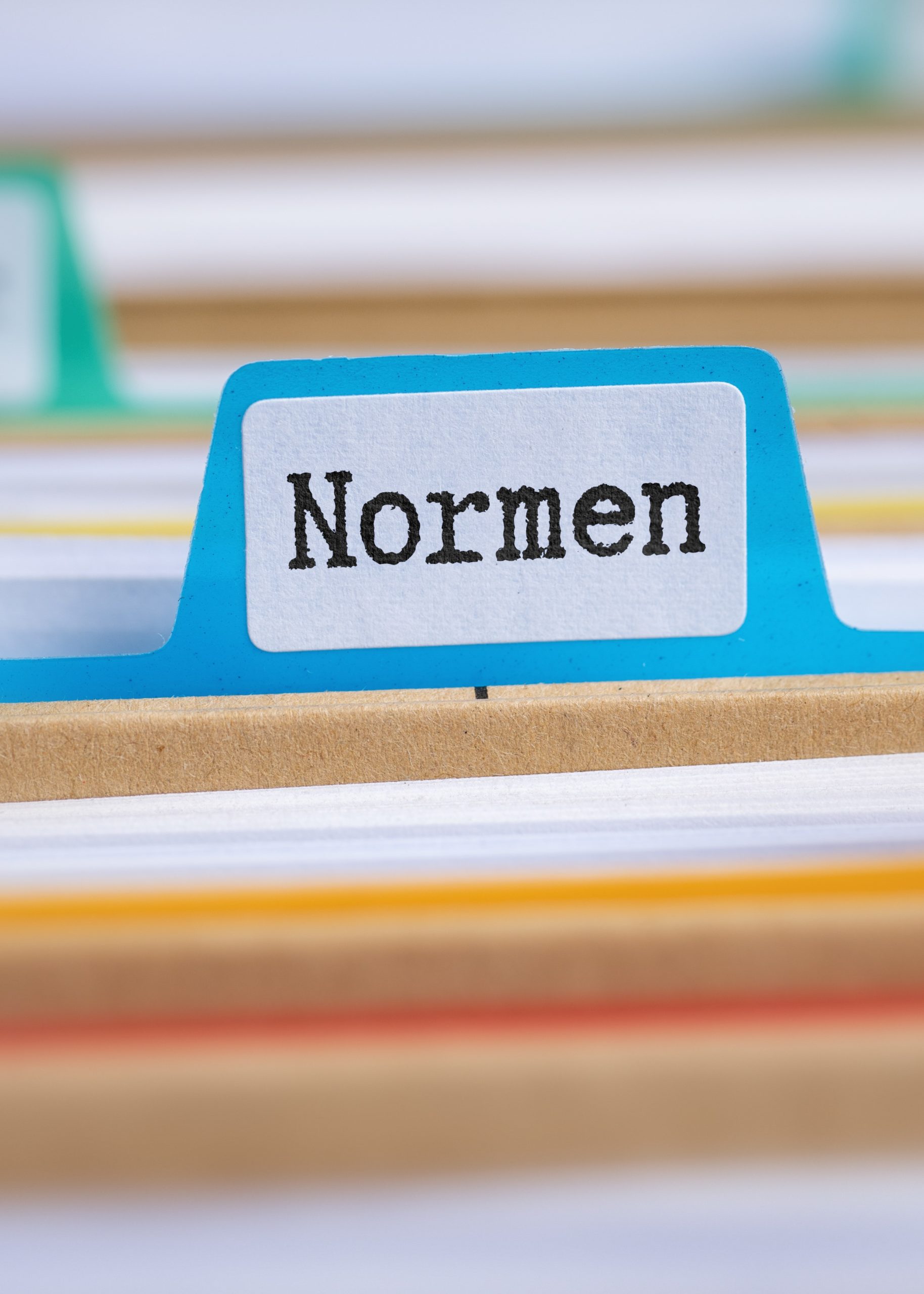EN Akten mit der Beschriftung Normen