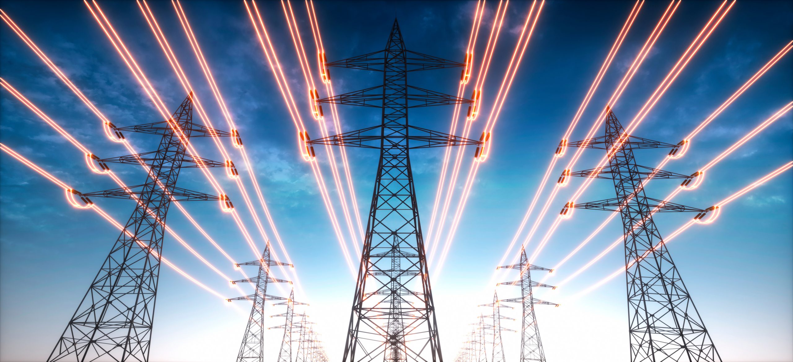Stromübertragungsmasten mit leuchtenden Drähten vor blauem Himmel