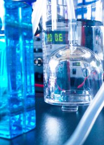 Wasserstoff-Brennstoffzelle im Labor.

Hydrogen fuel cell in the laboratory.