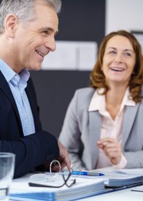 Gut gelaunte Kollegen in einer Besprechung.

Cheerful colleagues in a meeting.
