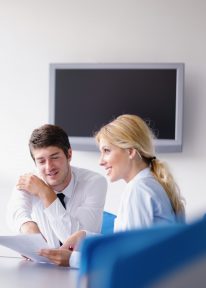 Group of happy young  business people in a meeting at office.

Gruppe glücklicher junger Geschäftsleute in einem Meeting im Büro.